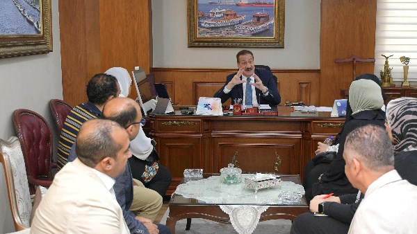 استكمالا لنهج الاستجابة الفورية.. محافظ بورسعيد يلتقي عددا من الأسر