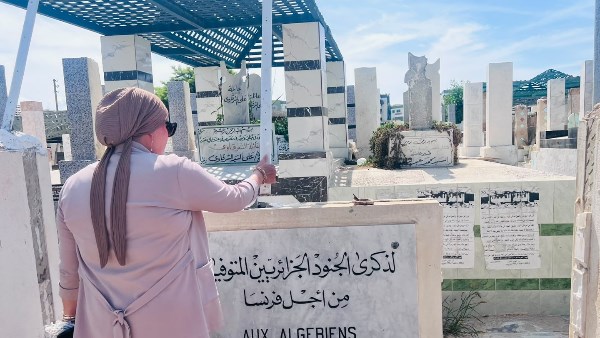 رئيس حي غرب بورسعيد تزيل تعديات عن مقبرة الجنود الجزائريين