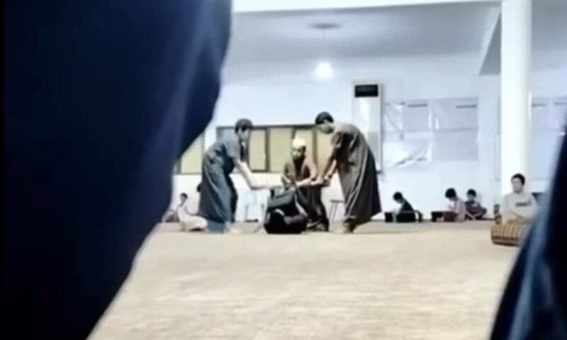 ضرب مبرح لطفل داخل مركز لتحفيظ القرآن .. مشهد يغضب الليبيين