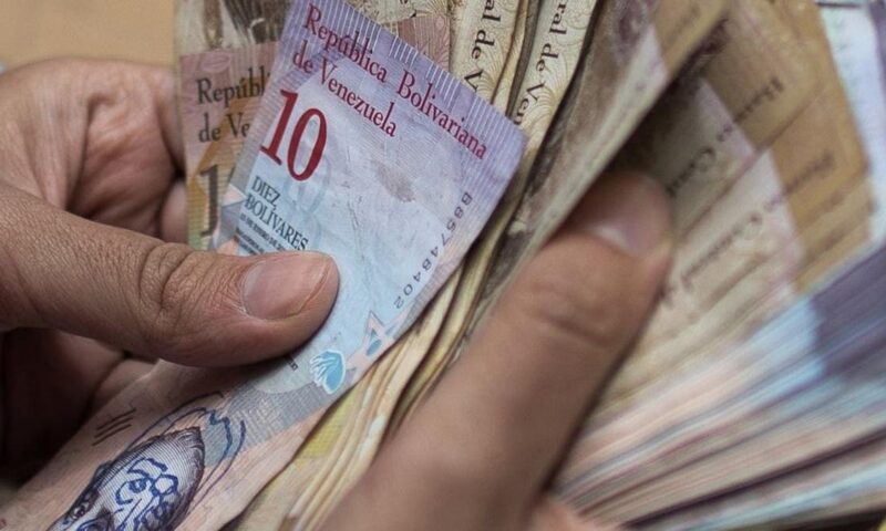 دولة تريد قتل عملتها.. هل ينقذها الدولار من التضخم؟