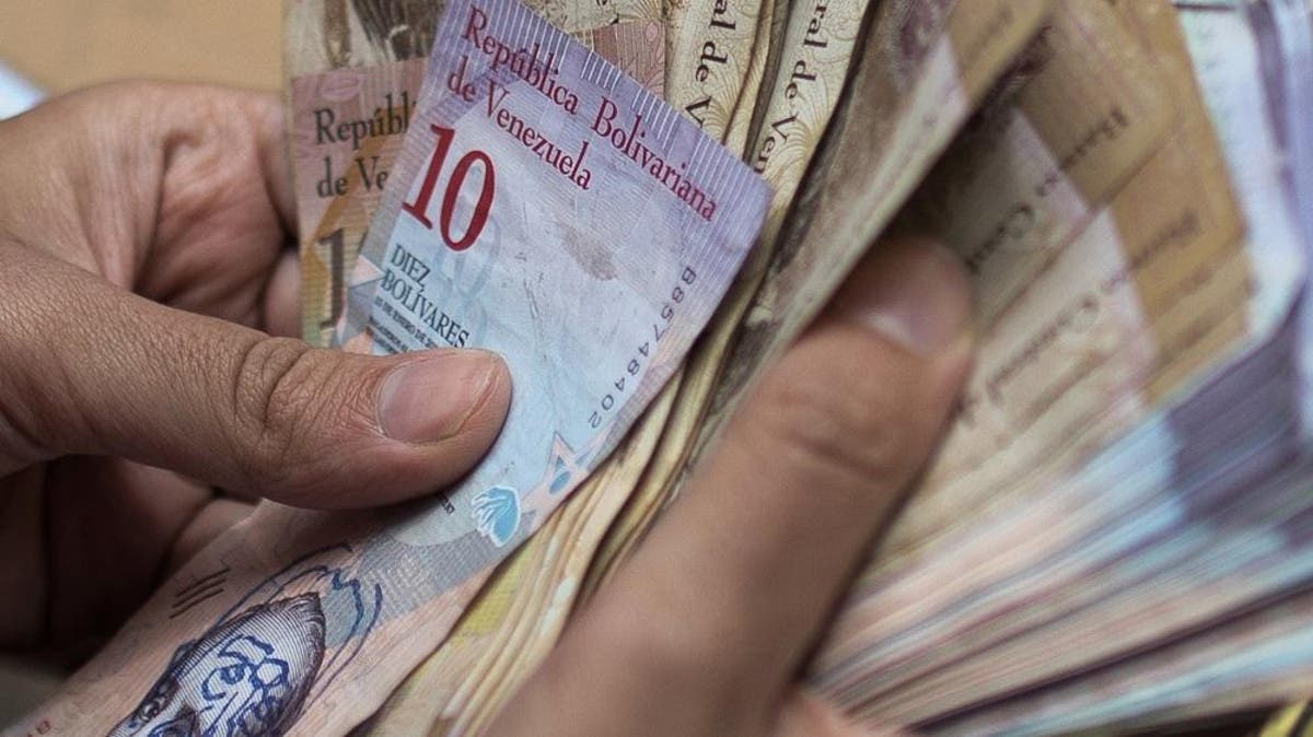 دولة تريد قتل عملتها.. هل ينقذها الدولار من التضخم؟