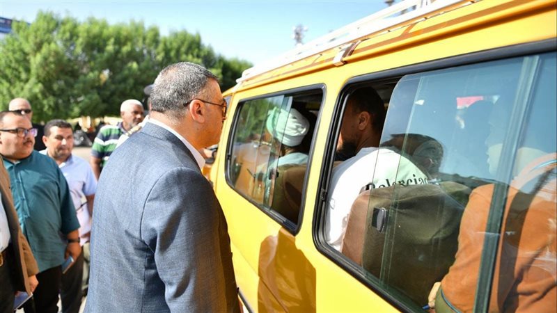 استجابة لشكاوى المواطنين، تحرير محاضر لسيارة سيرفيس مخالفة بخط شارع المكرونة في قنا