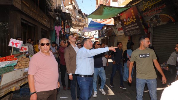 محافظ دمياط ينتقل إلى موقع حريق بشقة سكنية ويتابع جهود السيطرة عليه