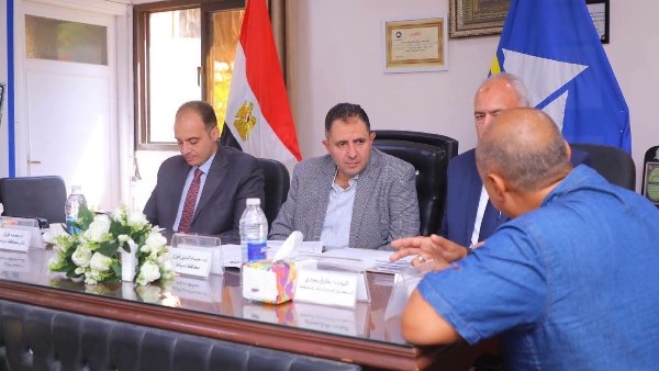 المحافظ هيجيلك.. محافظ دمياط يلتقي أهالي فارسكور