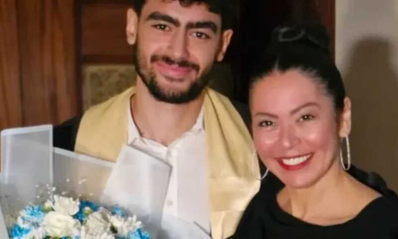 لقاء الخميسي تحتفل بتخرج نجلها من الجامعة وتوجه رسالة مؤثرة