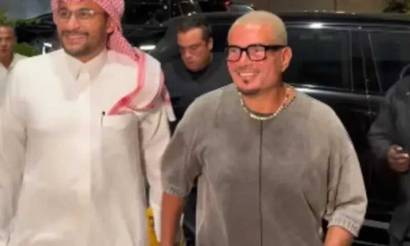 عمرو دياب يشعل حفله في جدة بأغانيه القديمة والجمهور يتفاعل