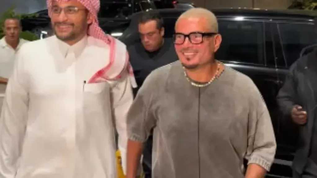عمرو دياب يشعل حفله في جدة بأغانيه القديمة والجمهور يتفاعل