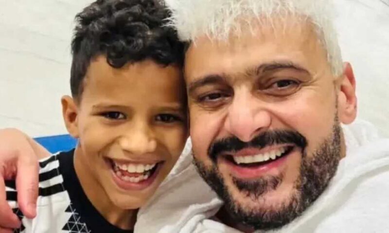 رامز جلال يوثق لحظة عفوية مع طفل داخل المسجد الحرام