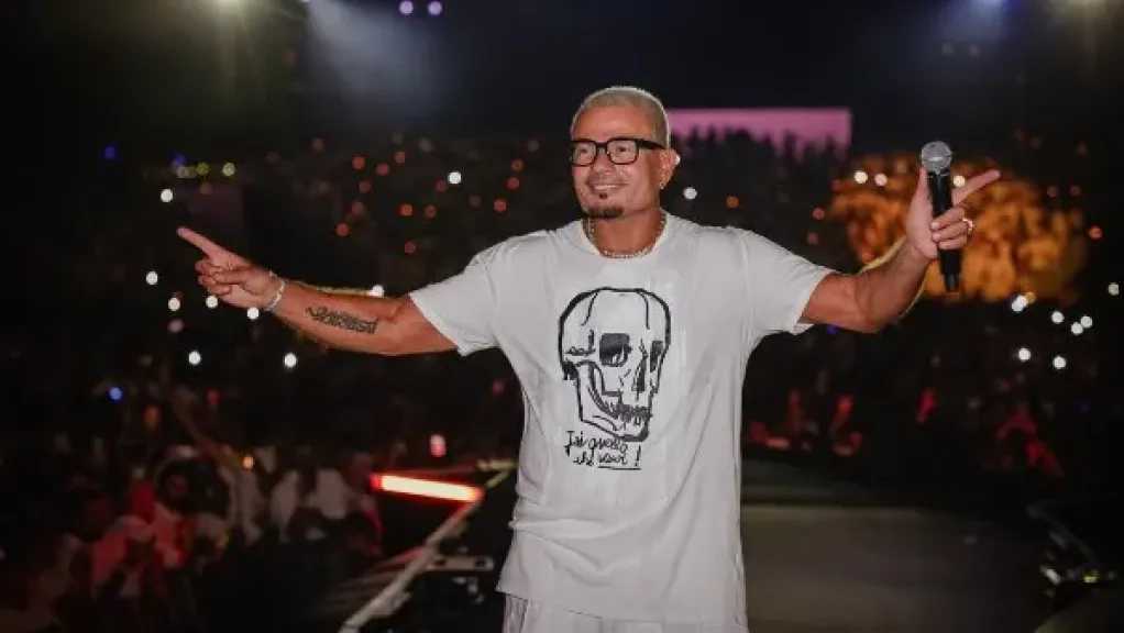 عمرو دياب يتألق في حفل غنائي بالعقبة ويواصل نجاح «لولا البنات»
