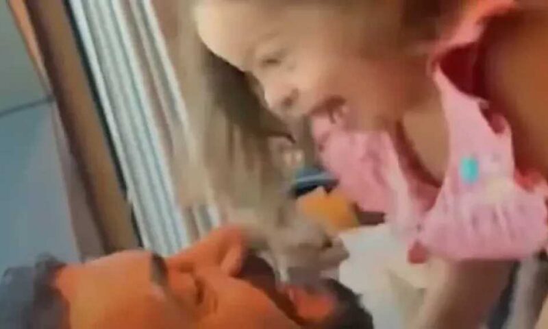 أحمد العوضي في موقف إنساني مع طفلة من ذوي الهمم