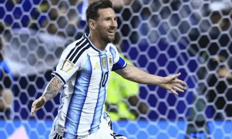 ميسي يكشف قميص مباراته الأخيرة مع منتخب الأرجنتين أمام بنين