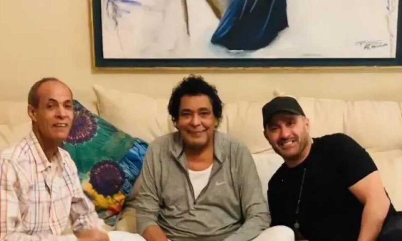 محمد منير يطمئن جمهوره بعد أنباء تعرضه لوعكة صحية