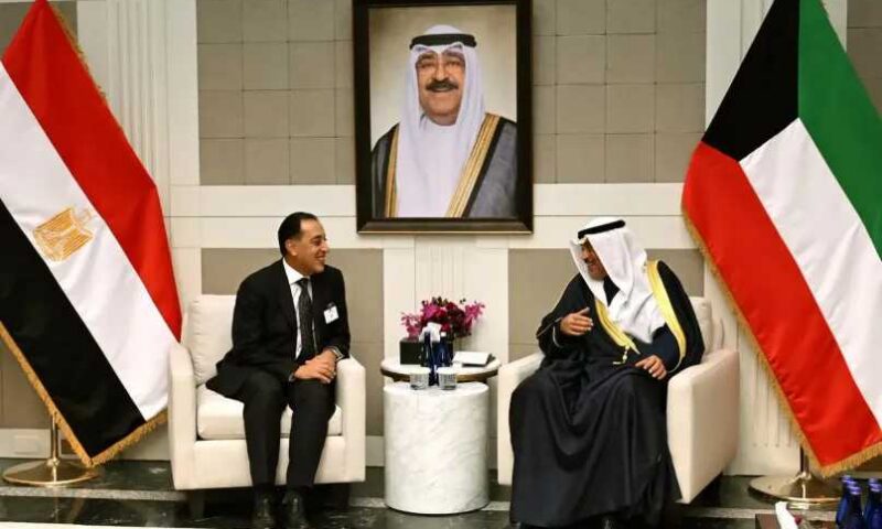 ولي عهد الكويت يستقبل رئيس الوزراء لبحث أوجه التعاون والتنسيق المشترك بين البلدين