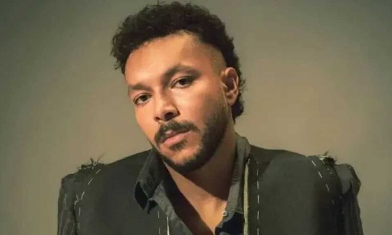 ويجز يثير جدلًا بسبب عبارة من حديث نبوي في أحدث أغانيه