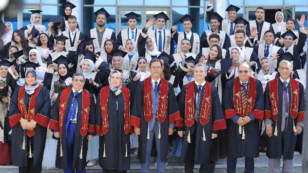 رئيس جامعة بنها يشهد حفل تخرج دفعة جديدة من طلاب برامج كلية الحقوق بالعبور