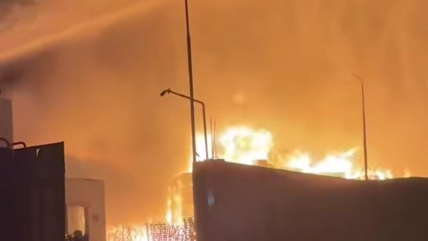 الدفع بـ 15 سيارة إطفاء للسيطرة على حريق هائل بمصنع كرتون بالعبور