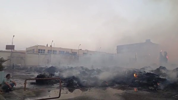 السيطرة على حريق مصنع كرتون في العبور.. وبدء أعمال التبريد.. صور