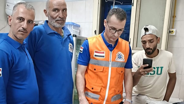 طاقم إسعاف يعيد 245 ألف جنيه لأسرة مصاب في حادث تصادم بالقليوبية.. صور