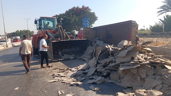 مفاجأة حزينة لسائق الإسعاف.. مصرع شابين في حادث تصادم بطريق الإسكندرية الزراعي