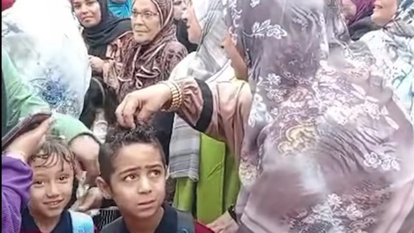 «الشعر ده يتقص».. أبلة صالحة تراجع مظهر الطلاب في أول يوم دراسة بالقليوبية