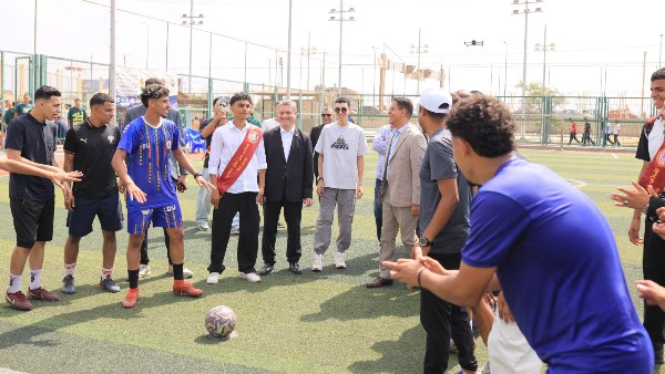 رئيس جامعة بنها يشارك الطلاب الأنشطة الطلابية احتفالًا بأول أيام العام الدراسي الجديد