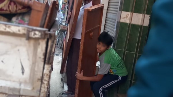 بعد تسليمها العقد.. محافظ القليوبية يتابع تجهيز شقة سيدة ترعى 7 أطفال