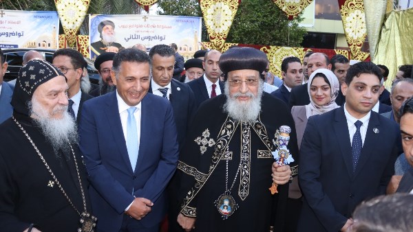 محافظ القليوبية يستقبل قداسة البابا تواضروس الثاني بكنيسة مار بولس الرسول بالعبور