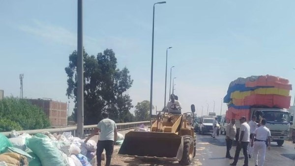 انقلاب حمولة سيارة جامبو على كوبري قها دون إصابات