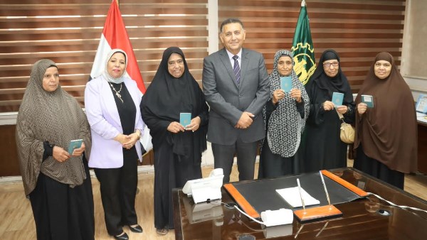 محافظ القليوبية يسلّم جوازات السفر لـ 5 سيدات استعدادًا لأداء العمرة