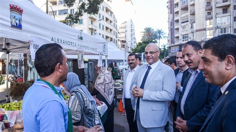 محافظ الإسكندرية يتفقد فعاليات سوق اليوم الواحد في زيزينيا