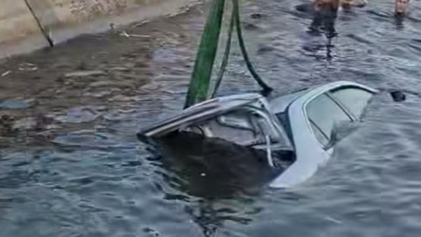 بيرفعوها بالونش.. نجاة ركاب سيارة ملاكي سقطت في مياه ترعة بطريق السنطة – زفتى