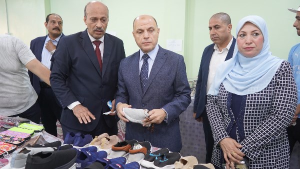 محافظ الغربية يفتتح معرض أهلاً مدارس ويتفقد سوق اليوم الواحد بقطور