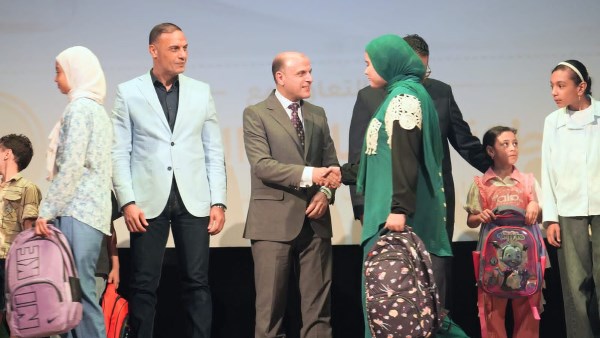 محافظ الغربية يشهد تسليم الحقائب والأدوات والمستلزمات الدراسية للطلاب الأولى بالرعاية