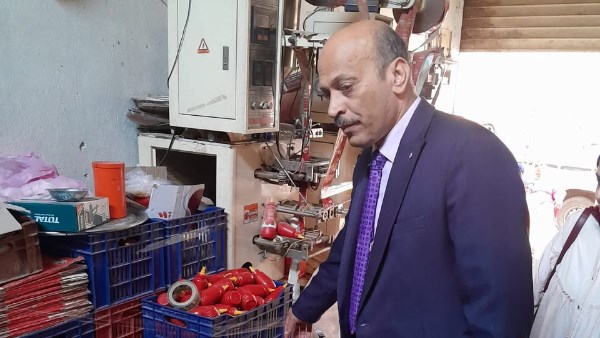دون ترخيص.. ضبط 140 ألف عبوة و3 أطنان خامات غذائية داخل منشأة بالغربية.. صور