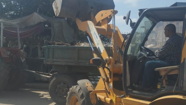 رفع 820 طنًا من بؤر المخلفات والتراكمات في يوم واحد بمراكز ومدن وأحياء الغربية