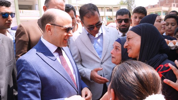 مش همشي غير لما أسمع كل واحد فيكم.. محافظ الغربية يحاور أهالي قرى وعزب كفر الزيات