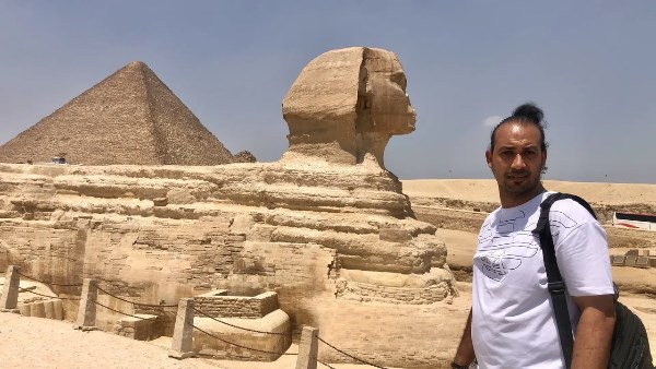 الظهور الأول لمسعد الصعيدي بطل واقعة التصدي لأجانب أساءوا إلى الأهرامات وأبو الهول.. صور وفيديو