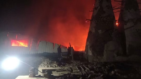 حريق يلتهم مصنعا للغزل بقرية سندسيس بالمحلة.. والدفع بـ 5 سيارات مطافئ