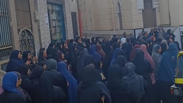 بالبكاء والدموع.. أهالي منية المبشرين بالغربية يشيعون جثماني الاب ونجله ضحايا حادث تصادم زفتى