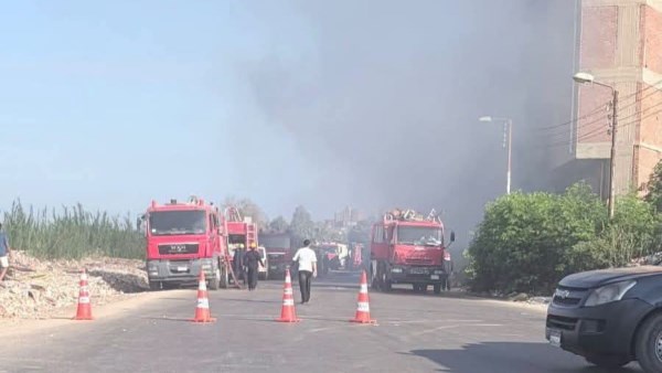 قوات الحماية المدنية بالغربية تخمد نيران حريق هائل بمصنع بلاستيك بطريق الملاحة بطنطا