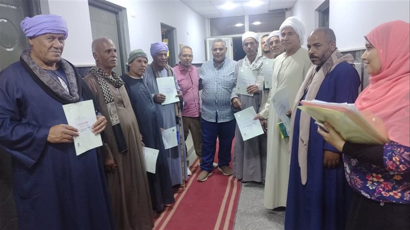 محافظ أسيوط: تسليم عدد من عقود تقنين أراضي أملاك الدولة للمستحقين بأبنوب