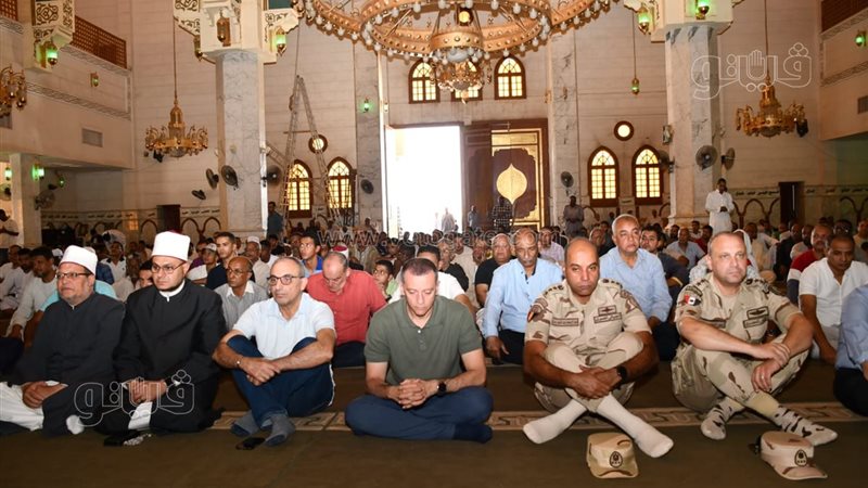 محافظ أسوان يلتقي المواطنين عقب صلاة الجمعة ويستمع لمطالبهم وشكواهم (صور)
