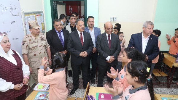 محافظ الشرقية ونائب وزير التعليم يتابعان انطلاق العام الدراسي الجديد من مدرسة عمرو شبل