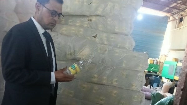 ضبط 30 ألف زجاجة مقلدة لعلامات تجارية شهيرة داخل مصنع بديرب نجم