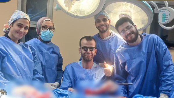 مستشفي العاشر الجامعي تنجح في إعادة زراعة ذراع عامل بعد بتره بالكامل