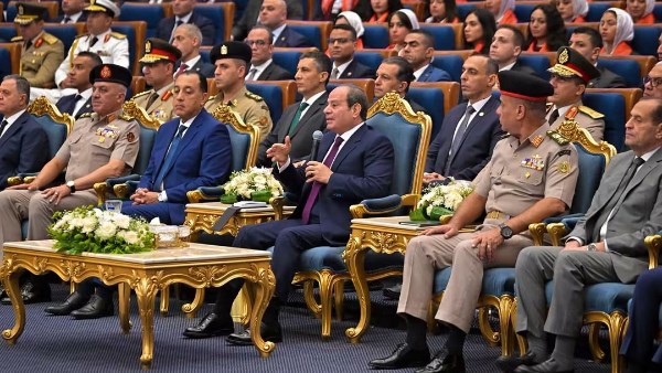 الرئيس السيسي: الإلحاح لإسقاط الدولة ما زال موجودا.. ودورات الأكاديمية توفر جرعة ضخمة من المعرفة