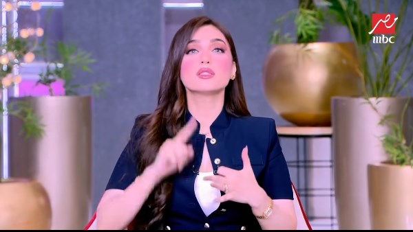 الإعلامية ياسمين عز تنصح الطالبات: «لمي شعرك.. إحنا مش رايحين فرح»
