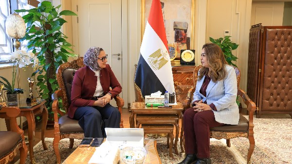 وزيرة التنمية المحلية والبيئة تتابع مع محافظ الوادي الجديد المشروعات التنموية والخدمية