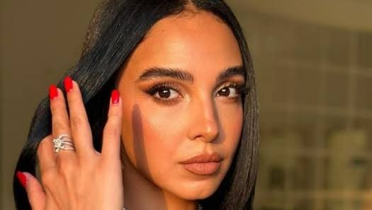 لوك مختلف.. سلمى أبو ضيف تستعرض جمالها