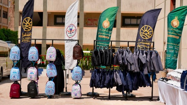 استجابةً لتوجيهات الرئيس.. توزيع مليون حقيبة مدرسية وأدوات كتابية وجاكيتات بالمحافظات